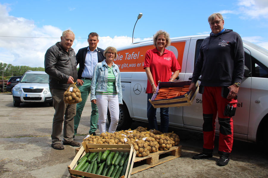 DRK-Mitarbeitende präsentieren gespendete Lebensmittel durch Crowdfunding-Projekt in Stralsund