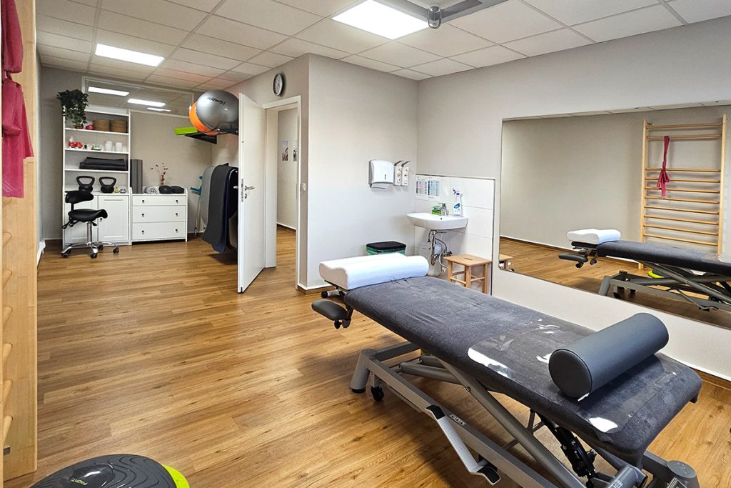 DRK Physiotherapie Stralsund – großzügige Praxisräume mit modernem Behandlungsraum und Sportraum, Mensch im Mittelpunkt der Therapie