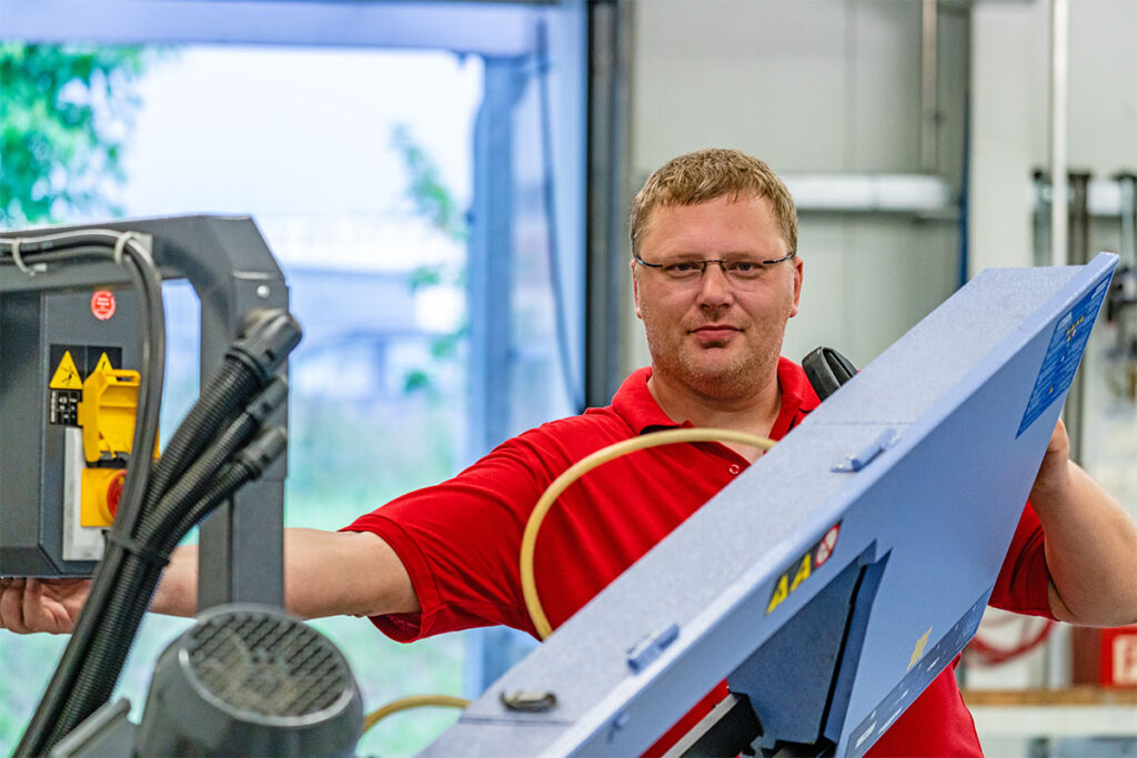DRK-Werkstatt für behinderte Menschen, WfbM, geistig behinderten Menschen, Menschen mit psychischen Handicaps, mehrfach behinderten Menschen, Teilhabe, Förderung, Berufsbildung, Metallwerkstatt, Arbeitsbereich, Foto: Phillip Köhler/pkpro