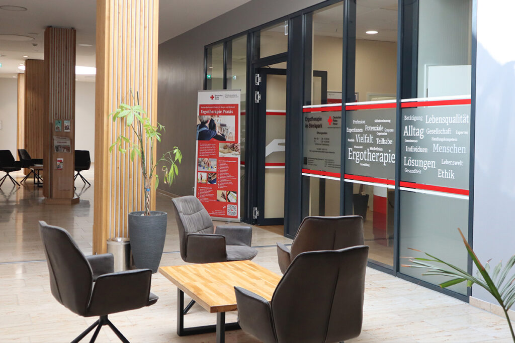 Ergotherapie Stralsund – Eingang der neuen Praxis im Gesundheitszentrum STRELAPARK mit Tür und Beschilderung.