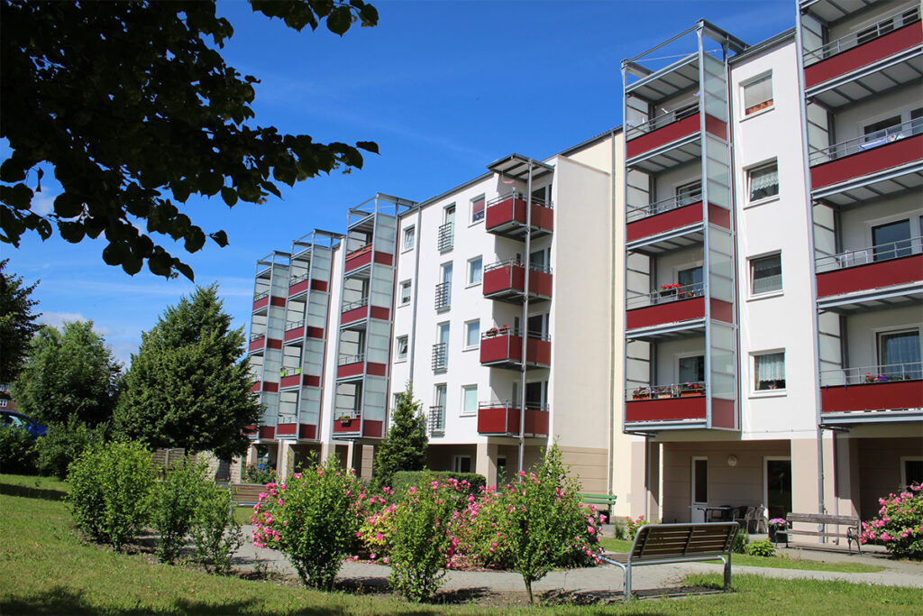 Außenansicht des DRK Service Wohnen am Hafen in Stralsund mit barrierefreien Seniorenwohnungen in zentraler Lage nahe der Altstadt.