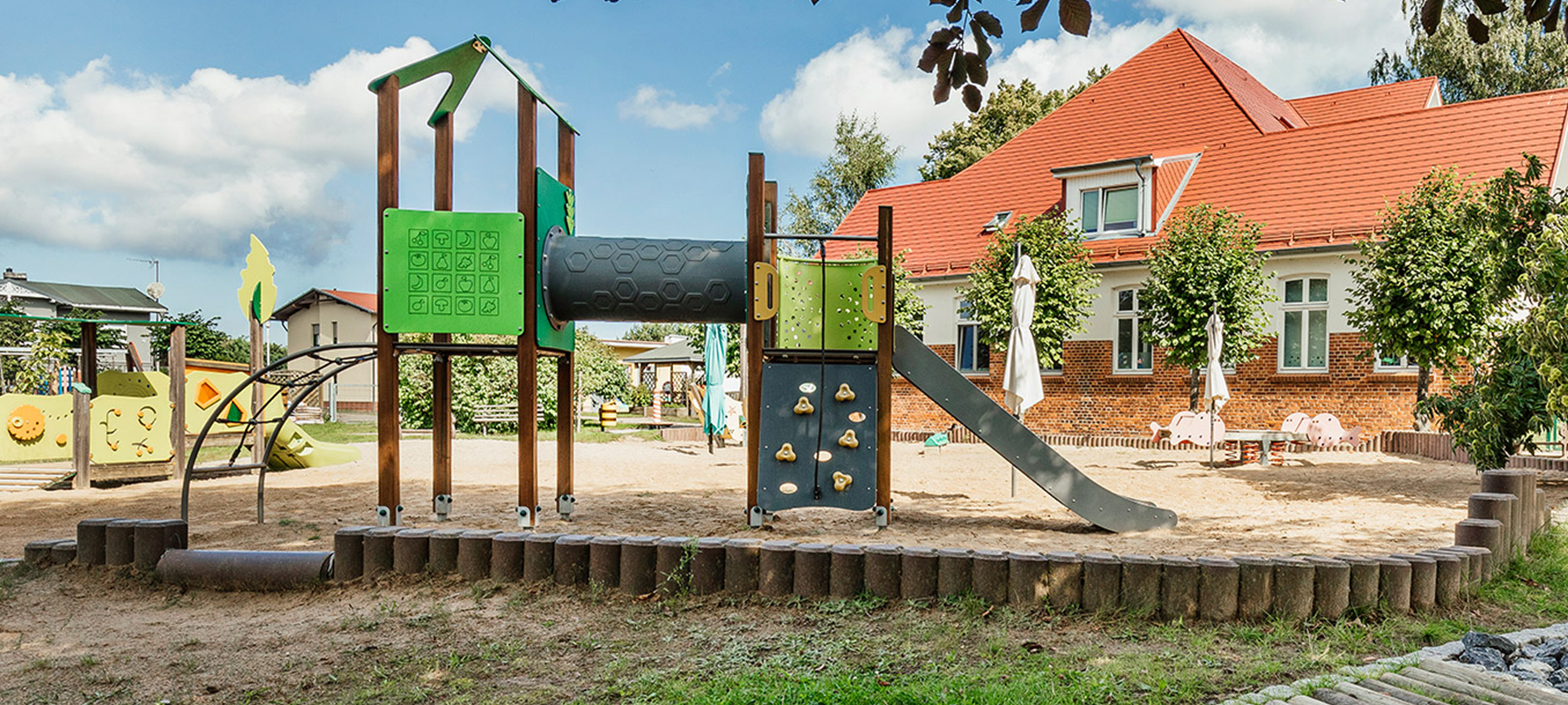 Im Außenbereich der DRK-Kindertageseinrichtung "De Heidehummeln" in Baabe gibt es ein Klettergerüst.