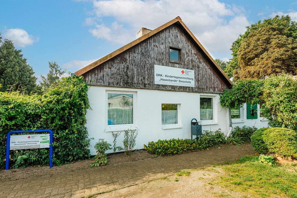 Hier kann man die Außenansicht der DRK-Kindertageseinrichtung "Hasenbande" in Dreschvitz sehen.