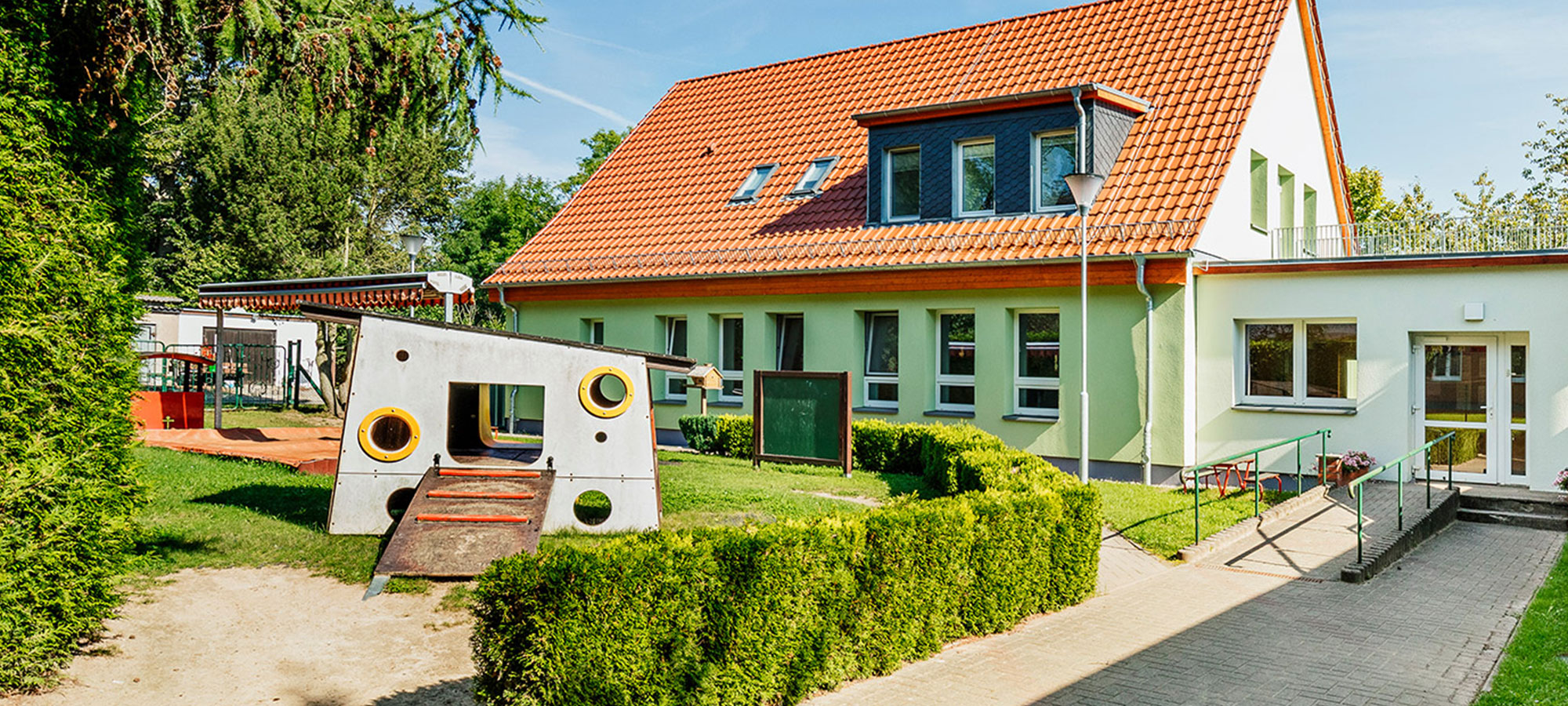 Im Außenbereich der DRK-Kindertageseinrichtung "Am Bodden" in Stralsund gibt es Spielgeräte für Kinder.