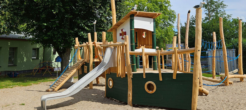 Spielschiff im Außenbereich der DRK-Kita Stralsund „Am Bodden“