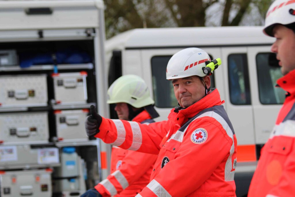 DRK Einsatzkräfte, Deutsches Rotes Kreuz, Rettungsdienst, Katastrophenschutz, Notfallhilfe, Sanitätsdienst, Einsatzfahrzeuge DRK, ehrenamtliche Helfer, Erste Hilfe, Notfallrettung, Hilfsorganisation Deutschland, Krisenintervention, Rettungseinsatz, DRK Ausrüstung, Notfalldienst