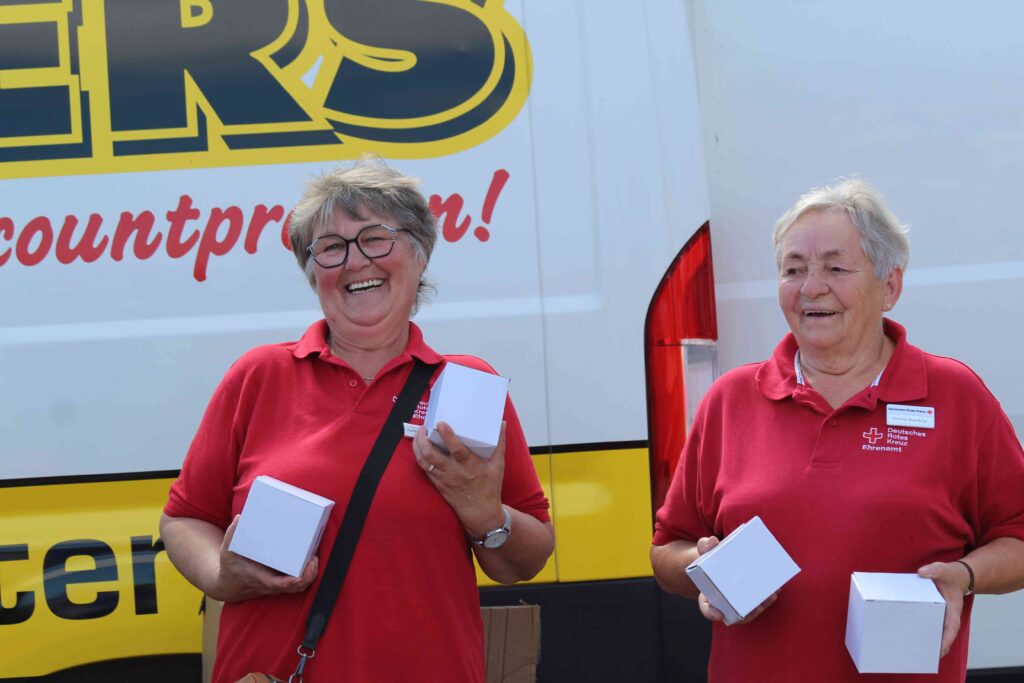Zwei ehrenamtliche Helferinnen des Deutschen Roten Kreuzes (DRK) KV Rügen Stralsund beim Vilmschwimmen