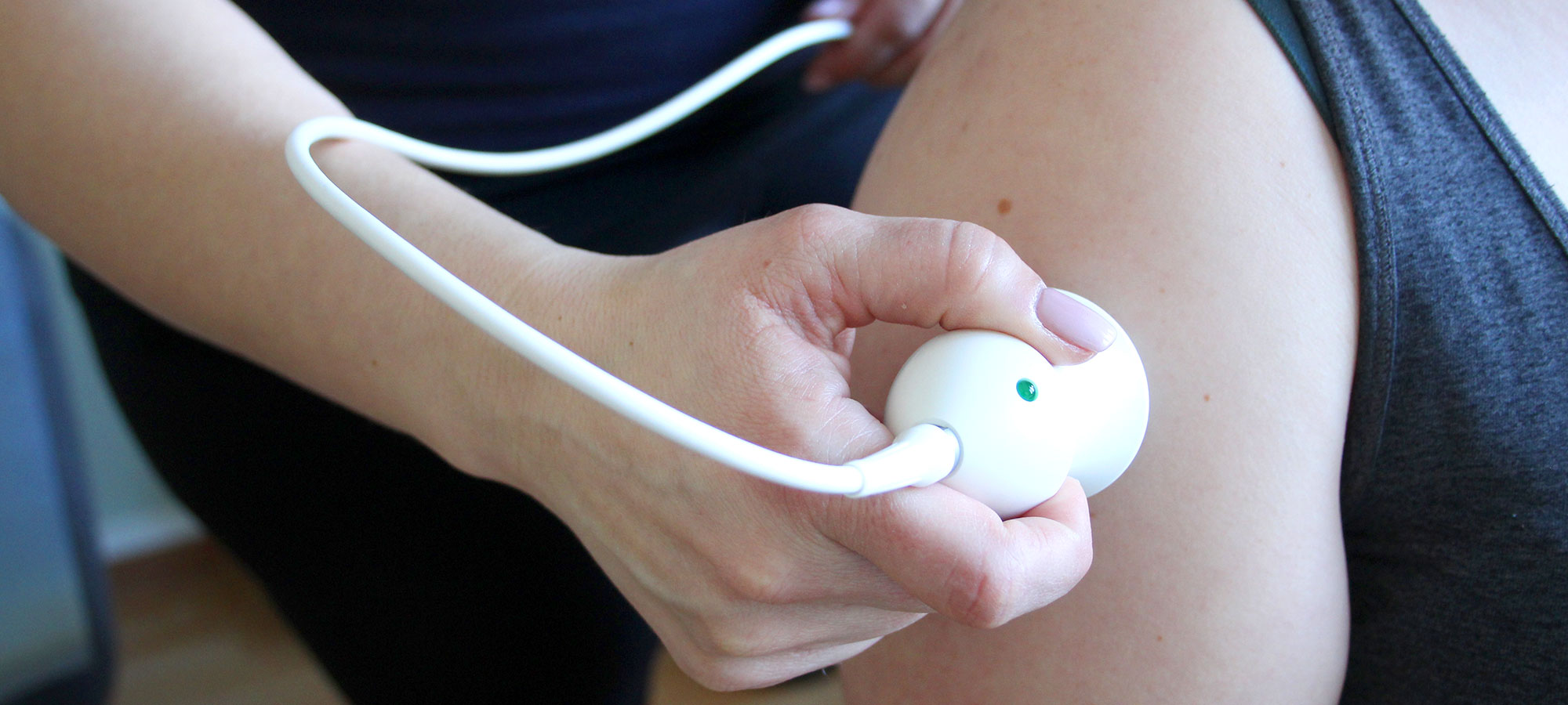 In der DRK-Physiotherapie in Stralsund wir die Schulter einer Patientin therapiert.