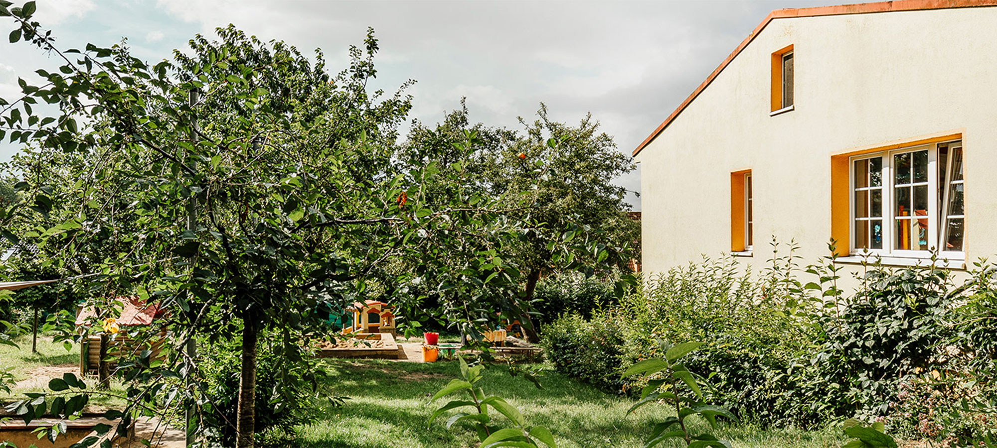Ein Blick in den Garten der DRK- Kindertageseinrichtung "Friedrich Fröbel" in Bergen auf Rügen.