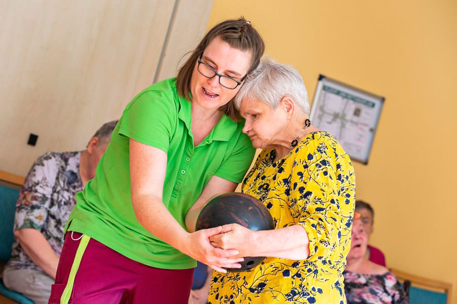 DRK-Pflegeeinrichtung Glowe Beschäftigung mit den Bewohnern, Gemeinsames Bowling, Menschen mit Behinderungen