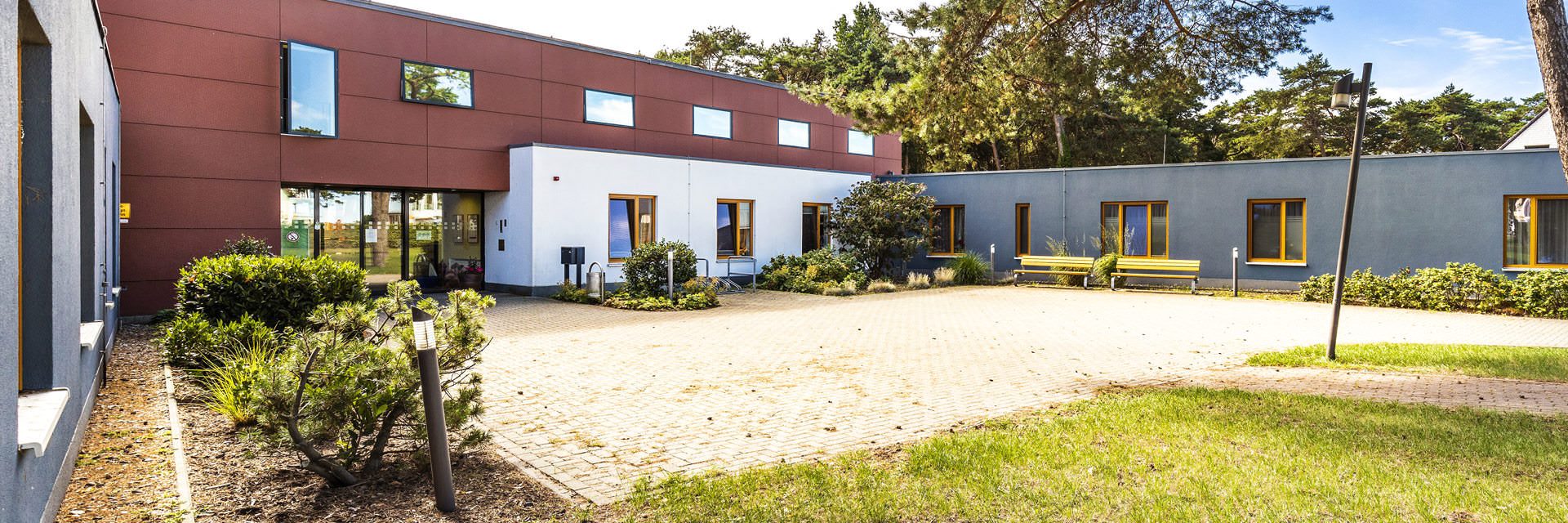 Im Innenhof der DRK-Pflegeeinrichtung Glowe ist viel Platz, Menschen mit Behinderungen