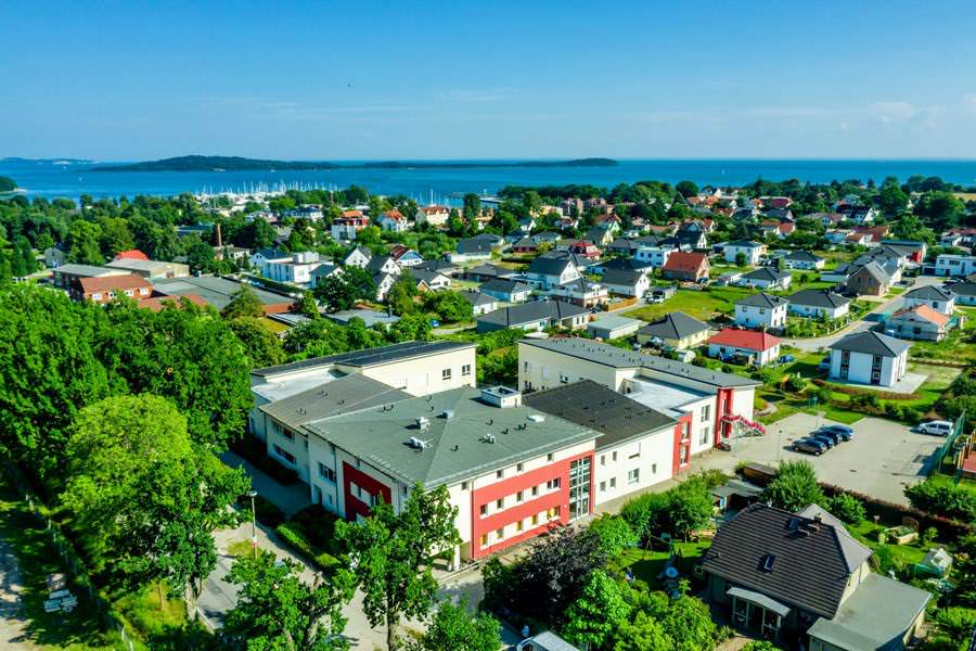 DRK-Pflegeeinrichtung Lauterbach, Luftaufnahme, Gebäude, Blick auf den Bodden, den Hafen und Insel Vilm,