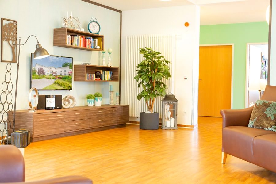 DRK-Pflegeeinrichtung Lauterbach Aufenthaltsraum, Gemütlich, Sessel, Sofa, Fernseher, Schrankwand, individuelle Dekoration