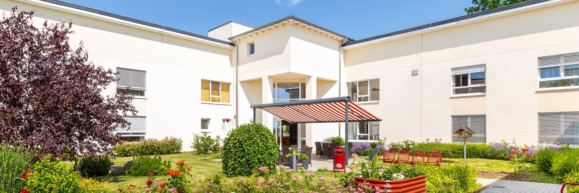 DRK-Pflegeeinrichtung Lauterbach Innenhof, begrünt, Sitzgelegenheiten, Sonnensegel, bunt, Pflanzen