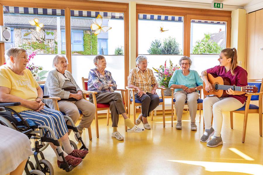 DRK-Pflegeeinrichtung Gingst Musizieren mit einem Pflegepersonal, Beschäftigung
