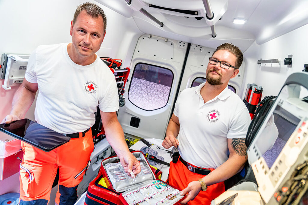 Es gibt sieben DRK-Rettungswachen auf Rügen und in Stralsund, wobei sich das Ausbildungszentrum zudem in Bergen auf Rügen befindet.