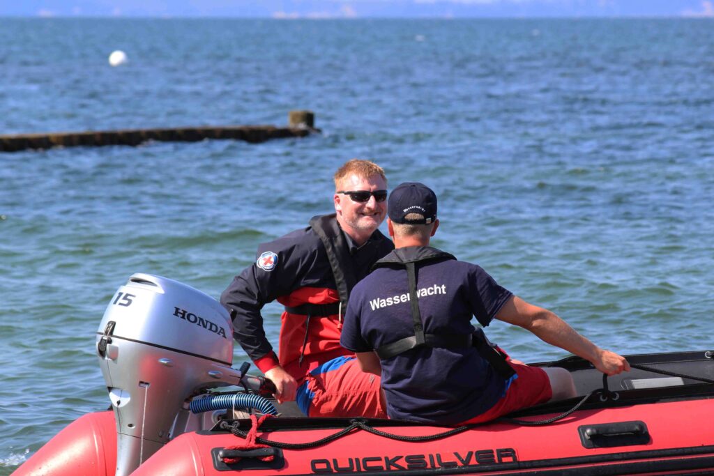 DRK Wasserwacht, Rettungsboot, Wasserrettung, Deutsches Rotes Kreuz, Seenotrettung, Ehrenamt Wasserwacht, Rettungsschwimmer, Wasserrettungsdienst, Schlauchboot, Honda Außenborder, Wasserrettung Einsatz, freiwillige Helfer, Lebensrettung, Wassersicherheit, Notfallhilfe auf dem Wasser