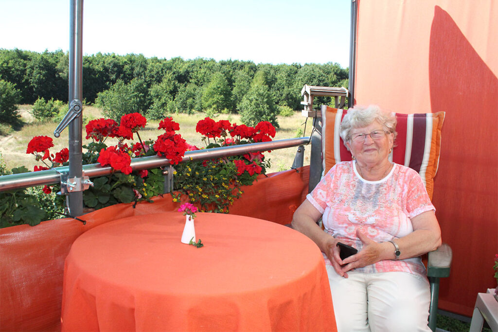 DRK Service Wohnen Bergen-Rotensee Aussicht, Balkon, Bewohnerin