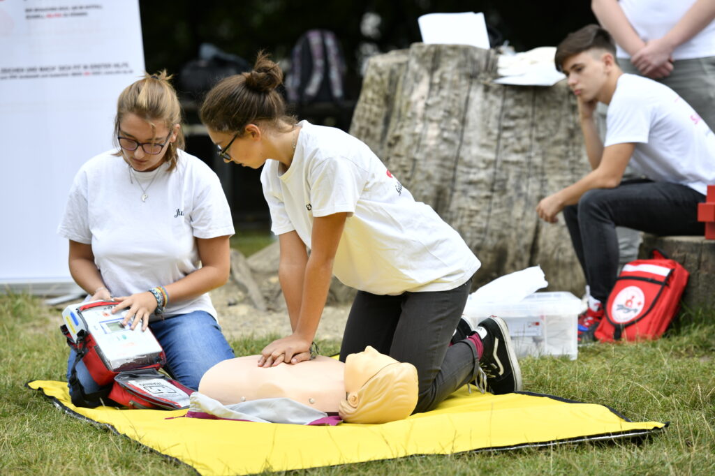 Schulsanitätsdienst des Gutenberg-Gymnasiums in Mainz bei einer Übung zum Welt-Erste-Hilfe-Tag in Anwesenheit von DRK - Präsidentin Gerda Hasselfeldt: Schülerin bei einer Herzdruckmassage an einem Dummy