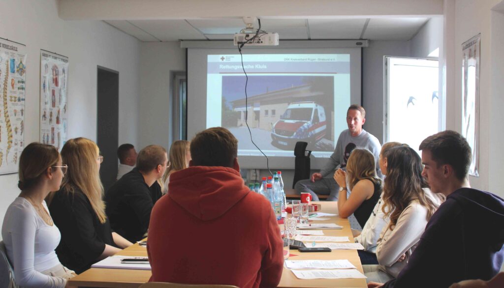 Auszubildende des DRK-Kreisverbandes Rügen-Stralsund während einer Schulung. Theoretisches Wissen und praktische Anwendung gehen Hand in Hand, um bestens auf den Berufsalltag vorbereitet zu sein.