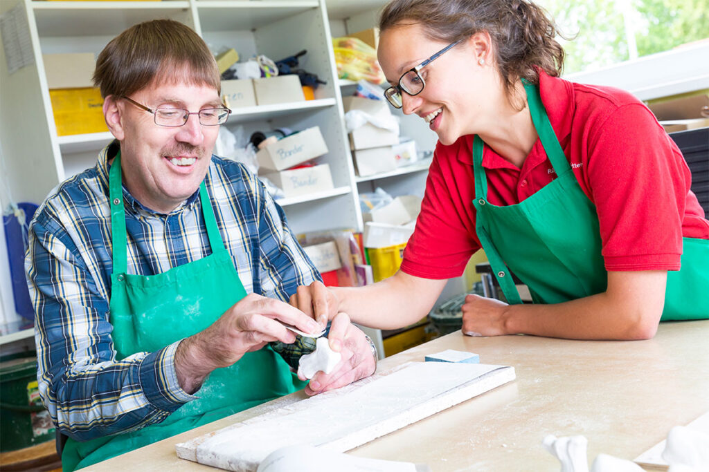 DRK-Werkstatt für behinderte Menschen, WfbM, geistig behinderten Menschen, Menschen mit psychischen Handicaps, mehrfach behinderten Menschen, Teilhabe, Förderung, Berufsbildung, Handarbeit, Foto: Juliane Stange