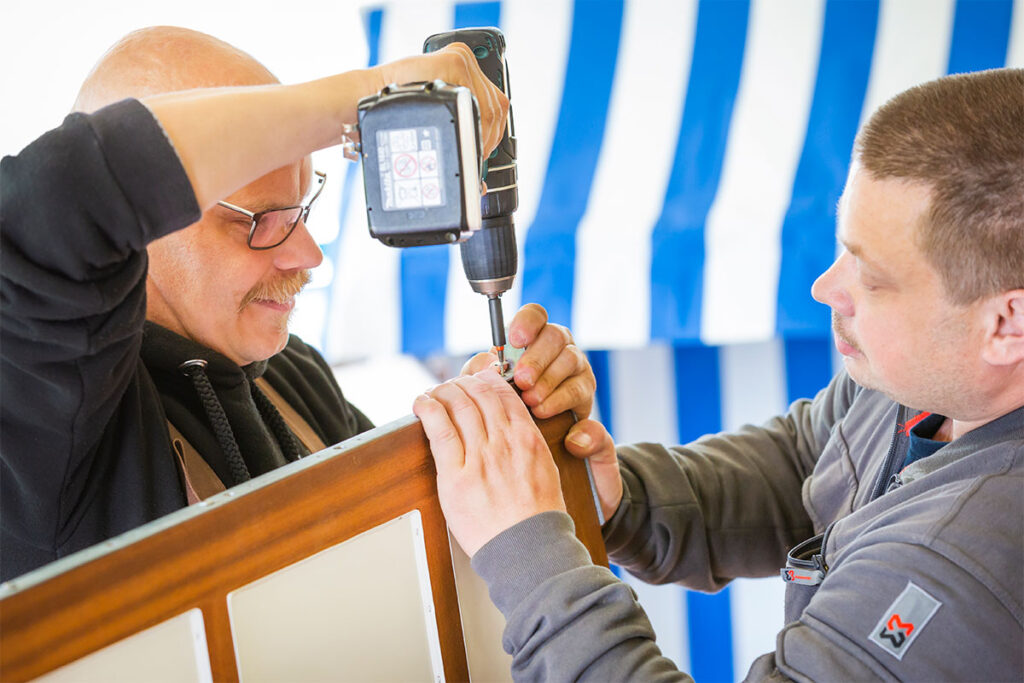 DRK-Werkstatt für behinderte Menschen, WfbM, geistig behinderten Menschen, Menschen mit psychischen Handicaps, mehrfach behinderten Menschen, Teilhabe, Förderung, Berufsbildung, Tischlerei, Handarbeit, Schrauben, Holz, Strandkörbe, Arbeitsbereich, Foto: Juliane Stange
