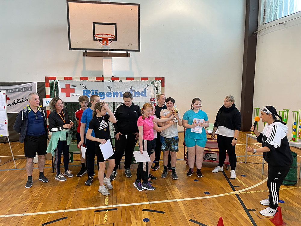 Schülerinnen und Schüler der DRK „Rügenwind“ Schule messen sich beim Wettkampf „Stärkster Schüler 2023“ in Kraft, Ausdauer und Teamgeist.
