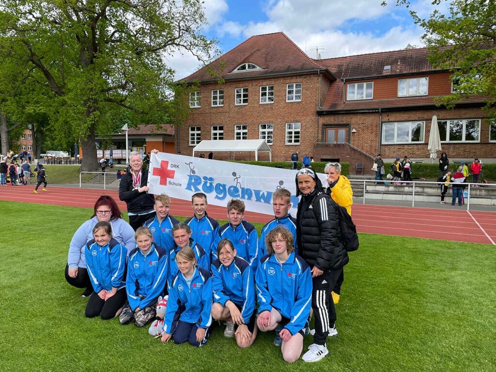 Sportlerinnen und Sportler der DRK „Rügenwind“ Schule feiern Erfolge und Medaillen beim Landesausscheid in Güstrow.