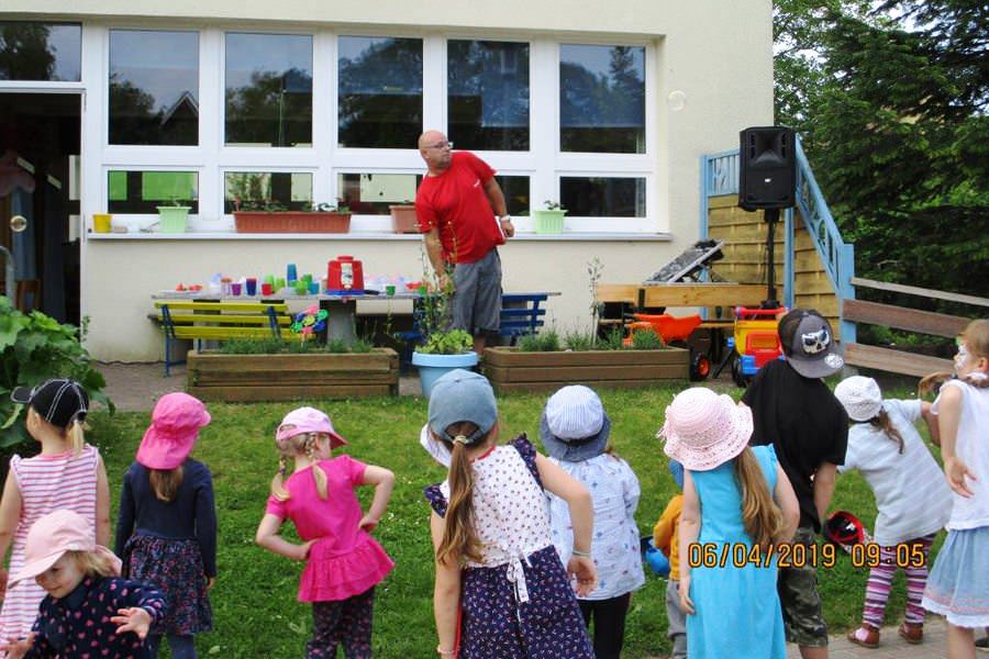 Kinder feiern fröhlich mit Clown Maxxx beim Fest der DRK-Kita Strandgut in Göhren.