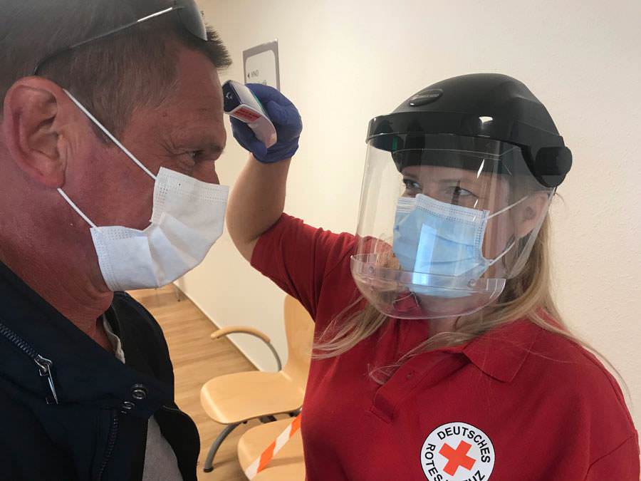 DRK-Team bei Blutspende unter Corona-Hygienemaßnahmen