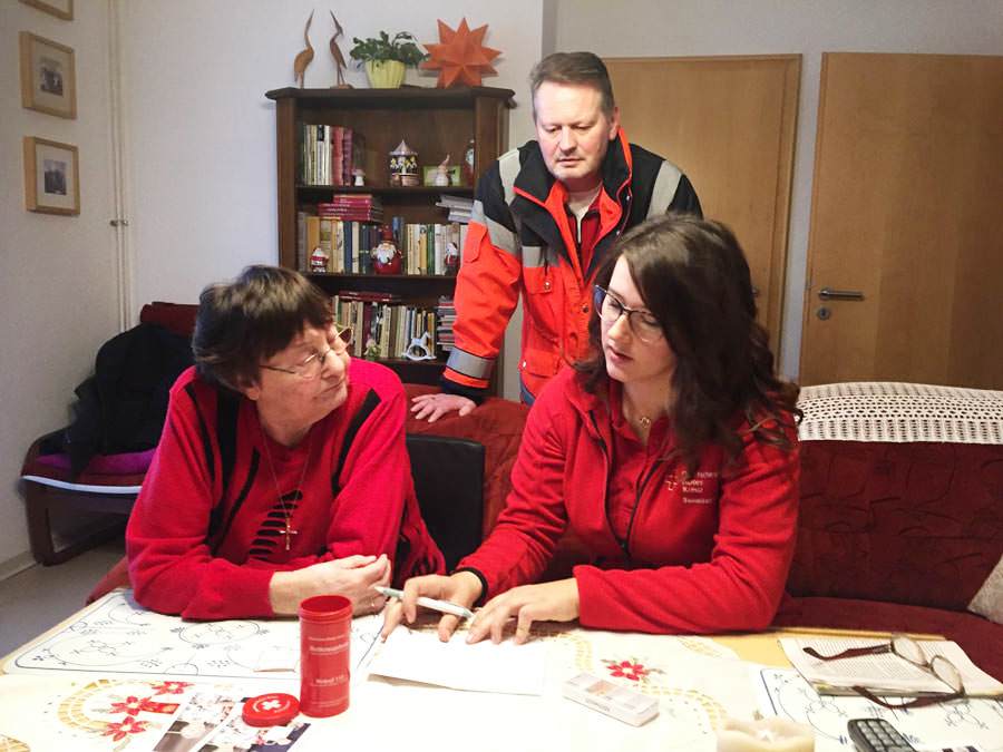 Rotkreuzdose des DRK Rügen-Stralsund mit Notfalldaten für den schnellen Einsatz durch Rettungskräfte