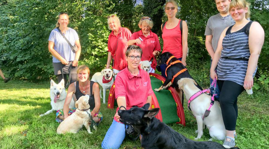DRK Besuchshundedienst mit Kindern beim Hundeparcours im Pfarrgarten Putbus nach dem Gemeindefest.