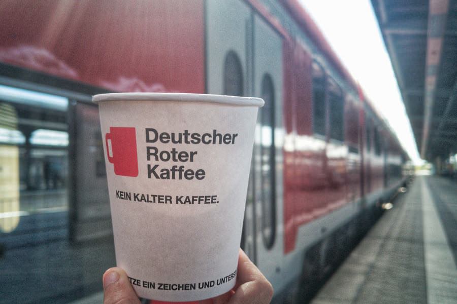 Ehrenamtliche des DRK-Betreuungszuges verteilen am 8. Mai kostenlos Kaffee am Stralsunder Hauptbahnhof, um zum Weltrotkreuztag Danke zu sagen.