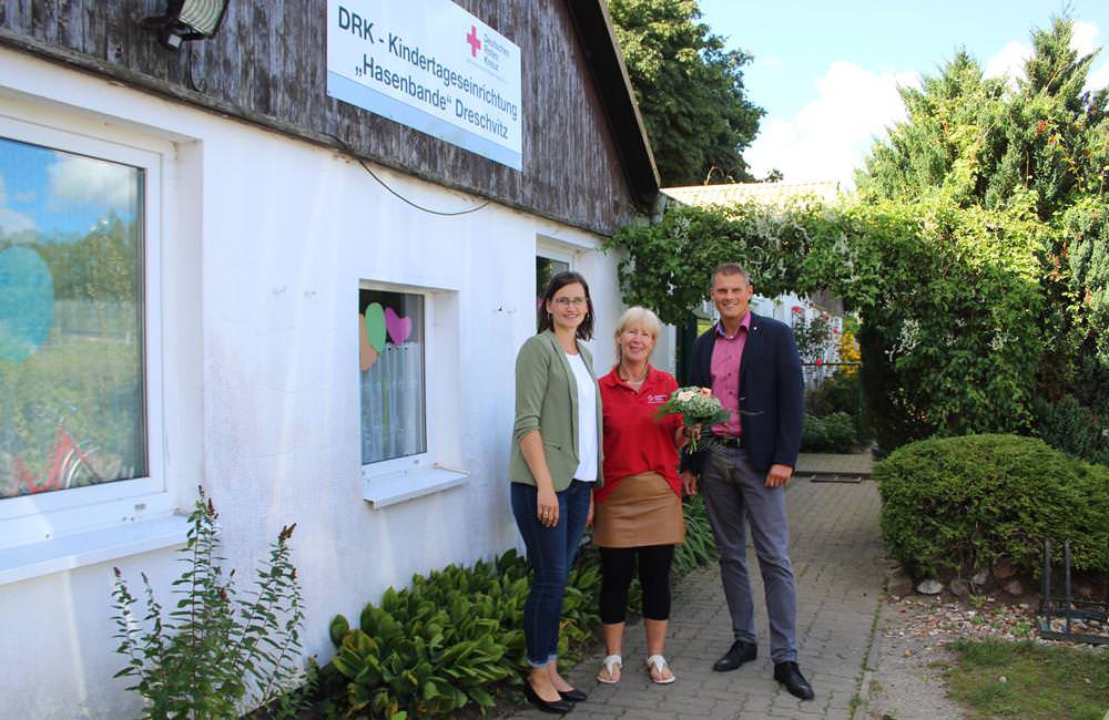 Leiterin Cornelia Rosenfeld (Mitte) mit dem Vorstandsvorsitzenden André Waßnick und Geschäftsbereichsleiterin „Familie & Bildung“ Kathrin Thesenvitz.
