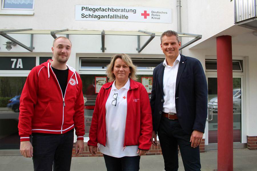 (v.l.n.r.): Felix Bäsell (Leiter Vereinsarbeit), Katrin Stade (Leiterin Schlaganfall-Hilfe) und André Waßnick (Vorstandsvorsitzender des DRK-Kreisverbandes Rügen-Stralsund e. V.) bei der offiziellen Eröffnung vor dem Bergener Büro.