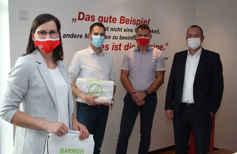 Barmer-Vertreter und DRK-Vorstand überreichen Gesundheitsbeutel an DRK-Mitarbeitende als Anerkennung für Schritte-Challenge