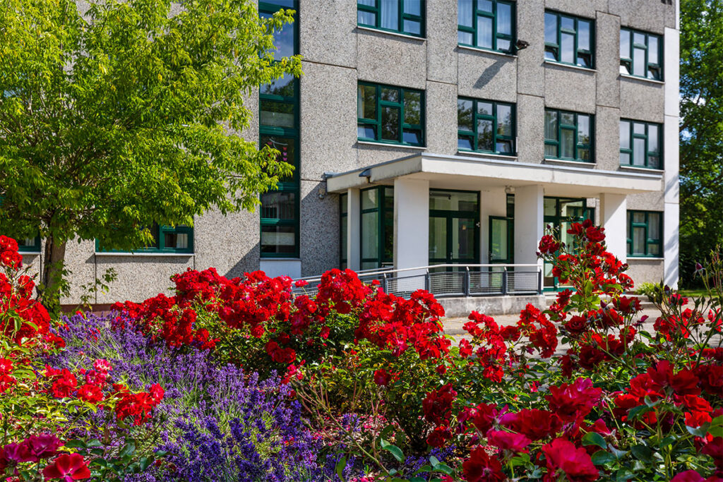 Bildungsinstitution für Kinder und Jugendliche mit geistiger Behinderung im schulpflichtigen Alter, DRK-Schule "Rügenwind“ in Patzig, Recht auf Bildung und Förderung, Pädagogik, Außenansicht, Foto: Juliane Stange