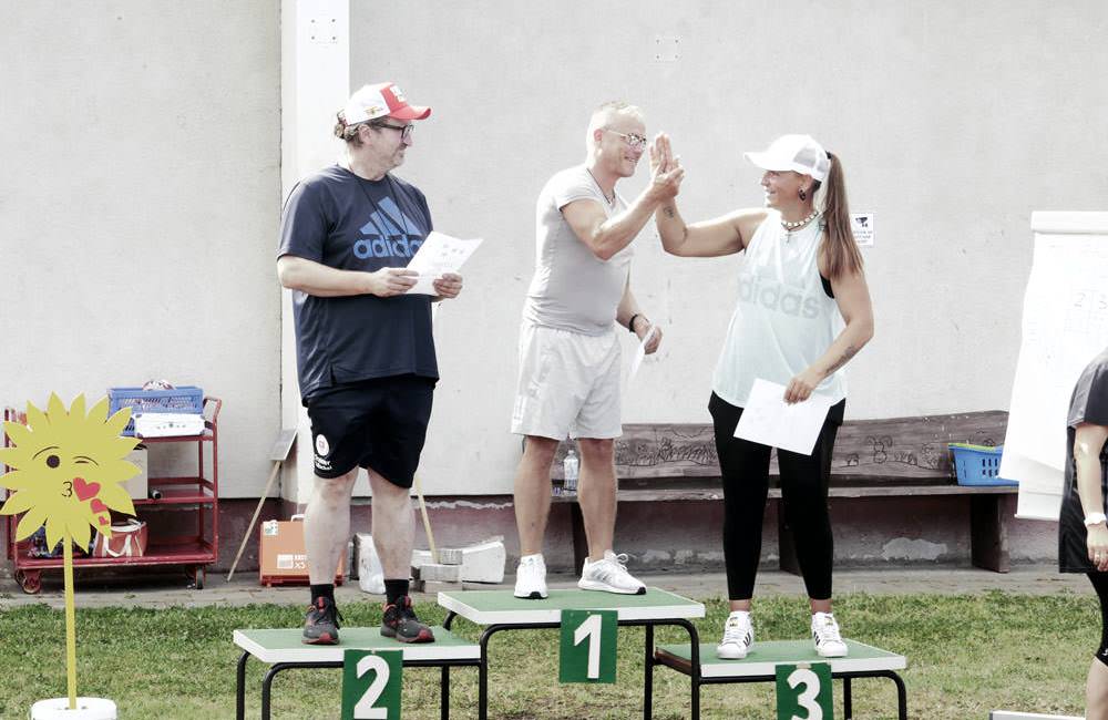 Beim Sportfest der DRK „Rügenwind“-Schule zeigen Schülerinnen und Schüler ihr Können an Sportstationen und im Zwei-Felderballturnier.
