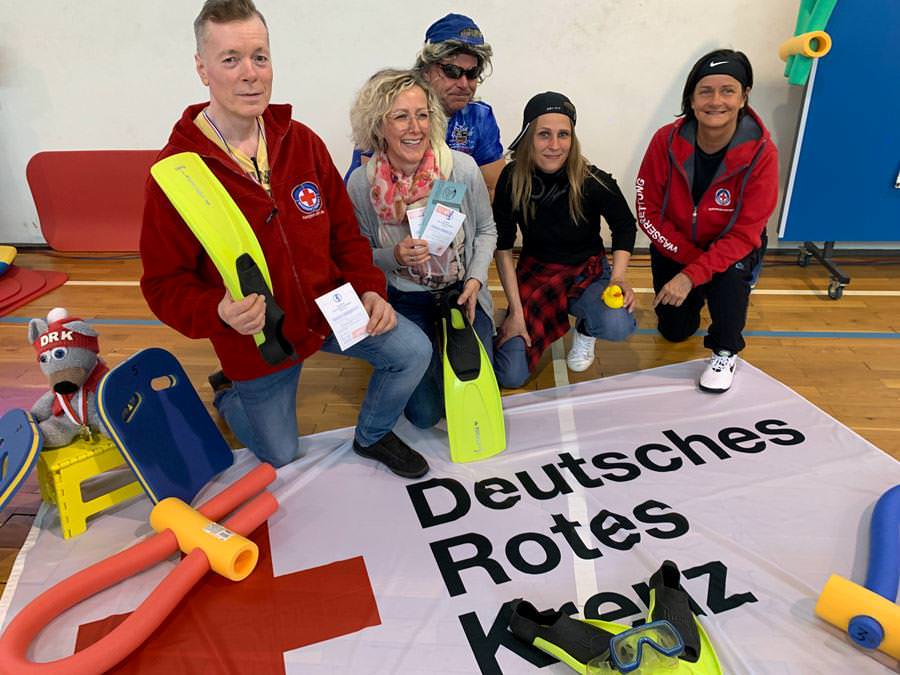 Schülerinnen und Schüler der DRK „Rügenwind“-Schule erhalten Urkunden für erfolgreich bestandene Schwimmprüfungen trotz Corona-Einschränkungen.