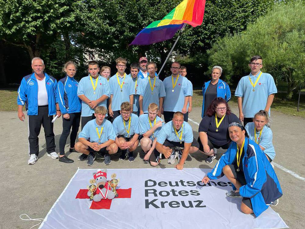 Sportlerinnen und Sportler der DRK „Rügenwind“-Schule feiern Doppelsieg beim Zwei-Felderballturnier in Putbus.