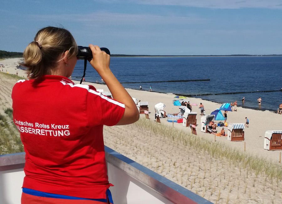 Vom 12. bis 19. Juli 2019 bietet der DRK-Kreisverband Rügen-Stralsund ein Ausbildungscamp für junge Rettungsschwimmer am Strand von Juliusruh an.