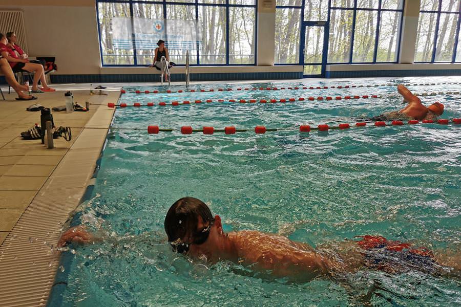 Teilnehmende des 6-Stunden-Schwimmens der DRK-Wasserwacht Rügen-Stralsund im Wettkampf um die meisten Bahnen.