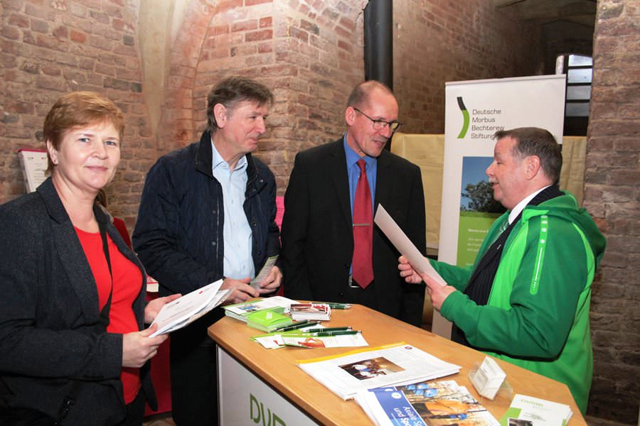 Die Ehrenamtsmesse des Landkreises Vorpommern-Rügen bringt im Stralsunder Rathauskeller und auf dem Alten Markt Ehrenamtliche, Vereine und Besucher zusammen.