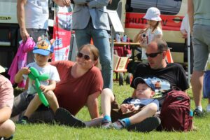 Interessierte Besucher auf dem DRK-Familientag 2024 in Bergen auf Rügen