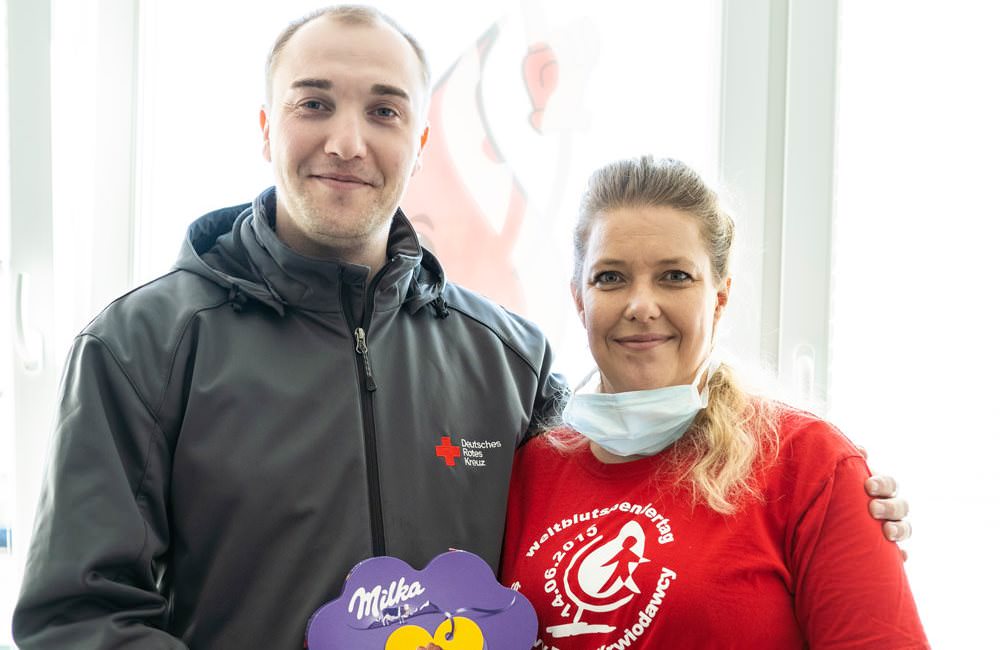 Ehrenamtliche Helferin Christine Röhl versorgt Blutspender