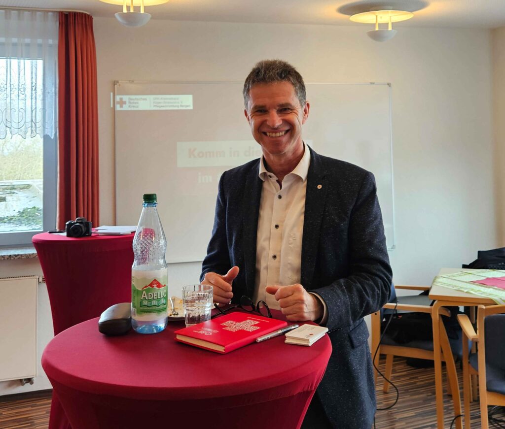 Der Personalleiter Herr Witschel im Gespräch mit Interessierten beim Job-Café in der DRK-Pflegeeinrichtung Rotensee.