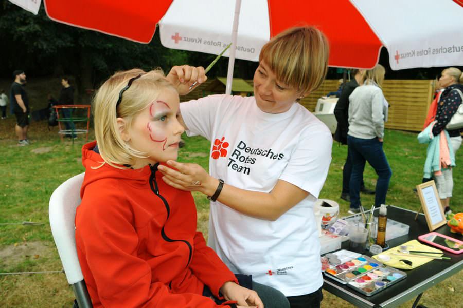 Dorffest in Dreschvitz mit Bühnenprogramm, Kinderaktionen und DRK-Angeboten auf dem Dorfplatz