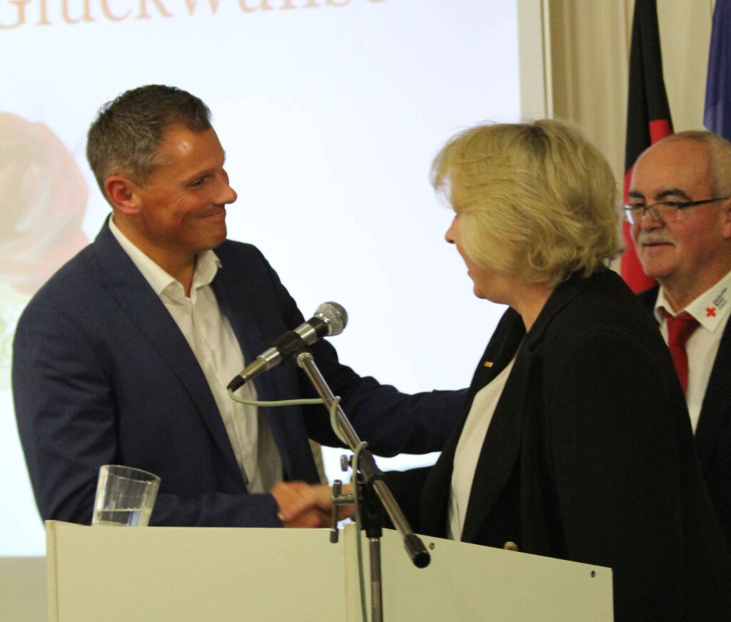 Geschäftsführer André Waßnick und DRK-Präsidentin Frau Schurich bei der Kreisversammlung 2024 des DRK Rügen-Stralsund
