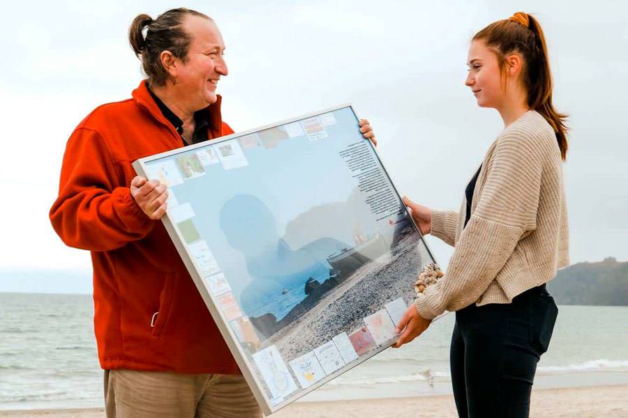 Schülerinnen und Schüler der DRK „Rügenwind“-Schule gestalten eine Dankescollage für die Kurverwaltung Binz und Unterstützer der Weihnachtsaktion „Haus der guten Taten“.