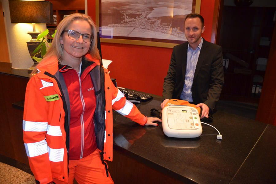 Notärztin DR.Elke Rohde-Baran berichtet vom Einsatz eines Defibrillators im Dorint Seehotel Binz-Therme.
